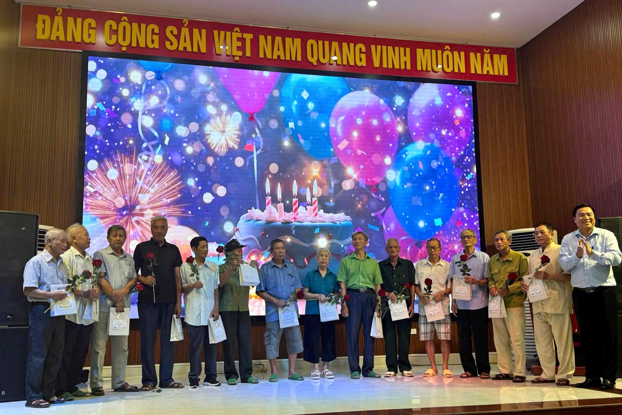 Tổ chức chương trình chúc mừng sinh nhật đối với người có công đến điều dưỡng tại 