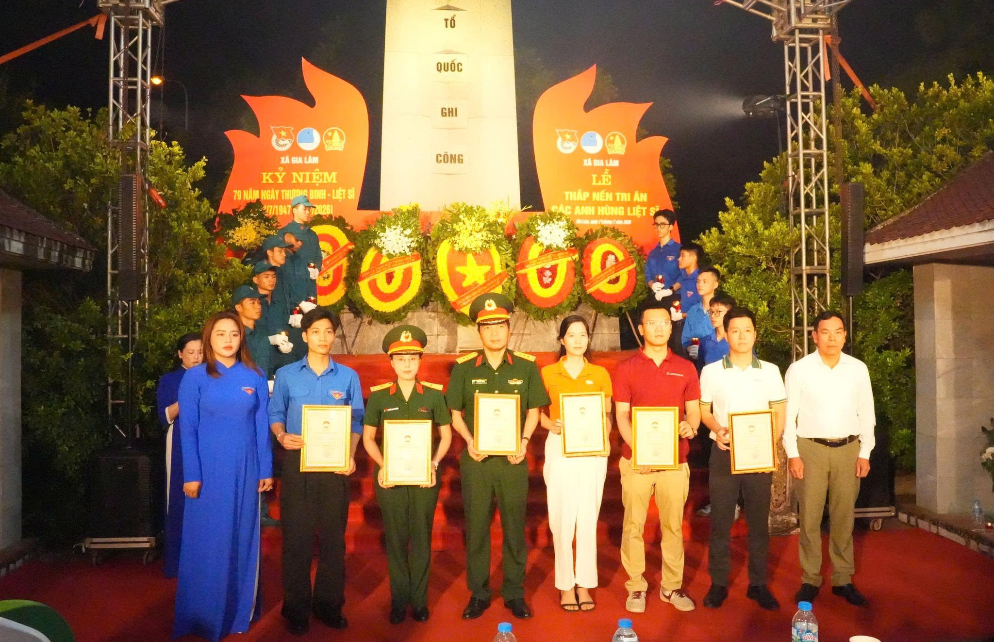 trao-chung-nhan-tam-long-vang.jpg