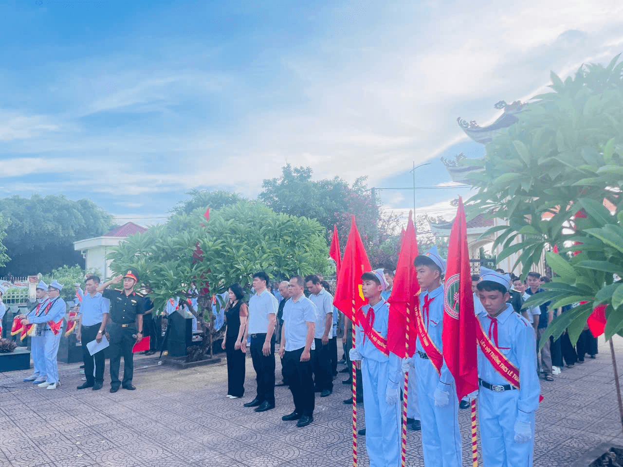 Đoàn đại biểu xã Hồng Sơn kính cẩn nghiêng mình tỏ lòng thành kính đối với các Anh hùng Liệt sĩ. Ảnh: Nguyễn Cươn