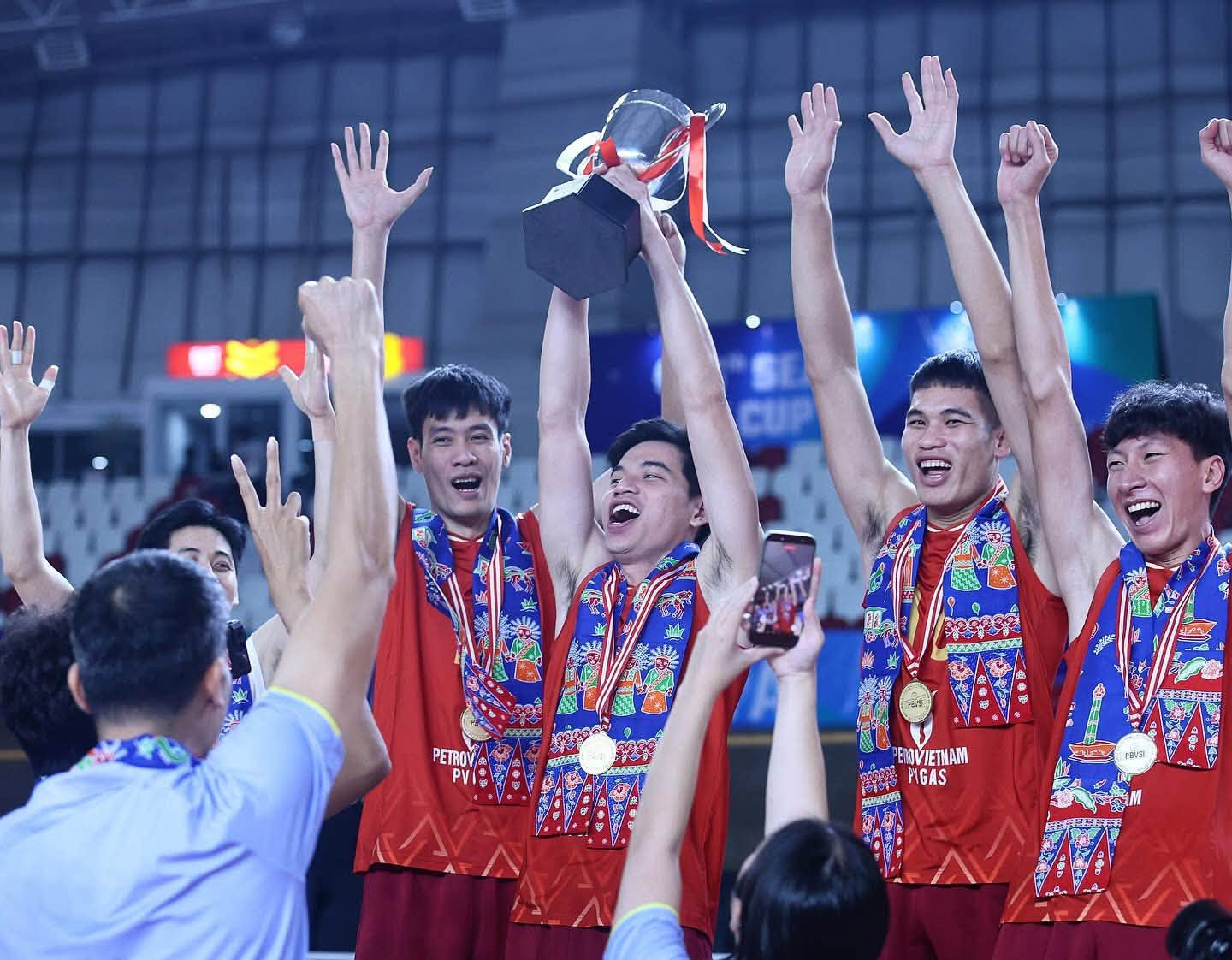 nang-cup-bong-chuyen.jpg