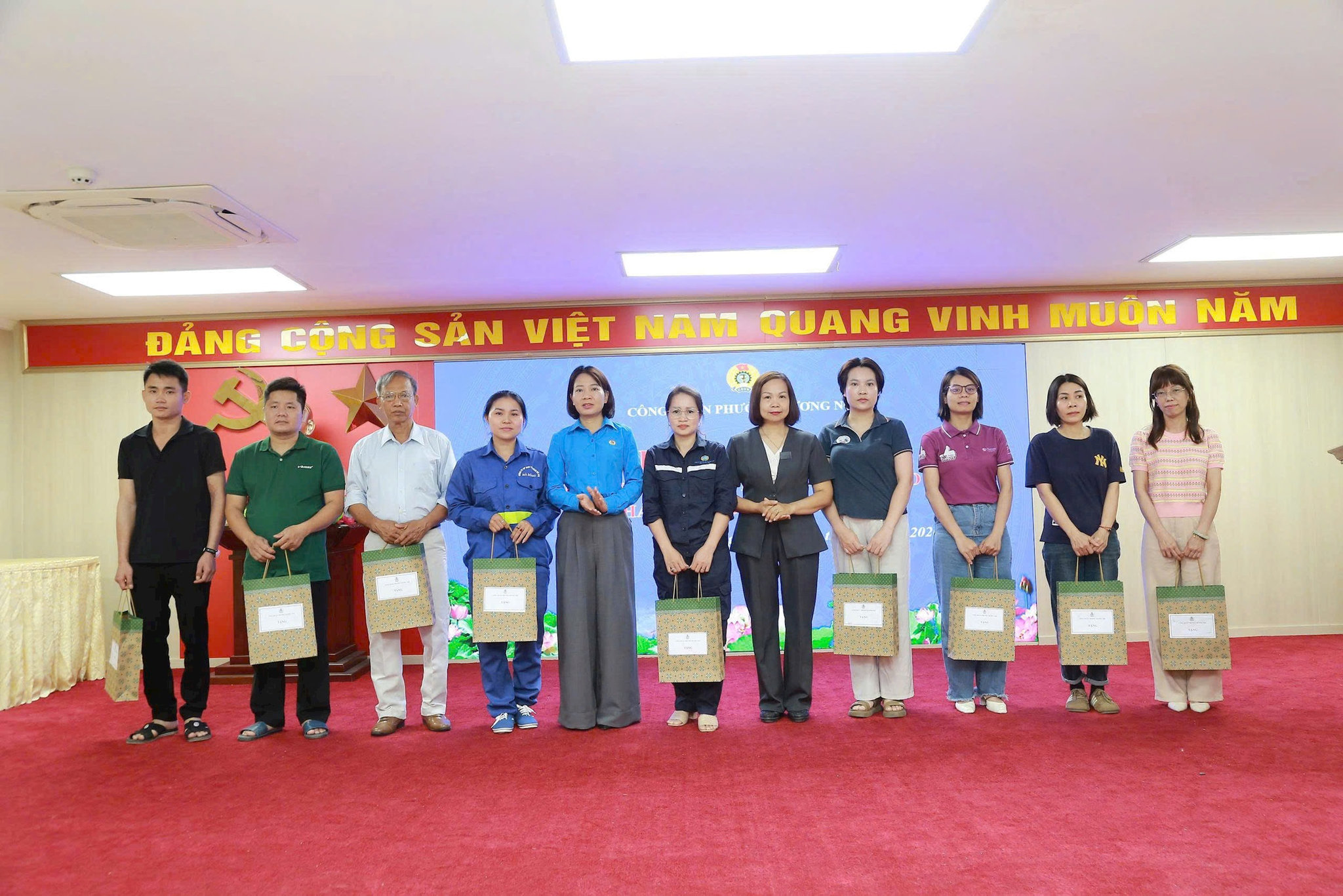 cong-doan-trao-qua.jpg