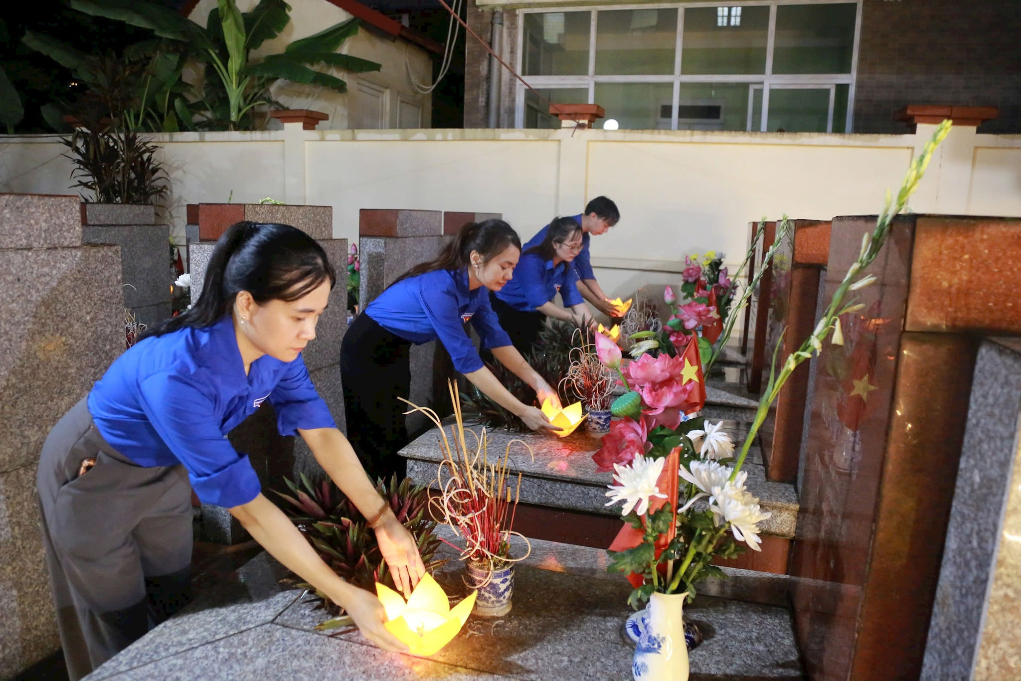 Đoàn thanh niên phường dân nến tại các phần mộ Liệt sĩ. Ảnh Thu Oanh