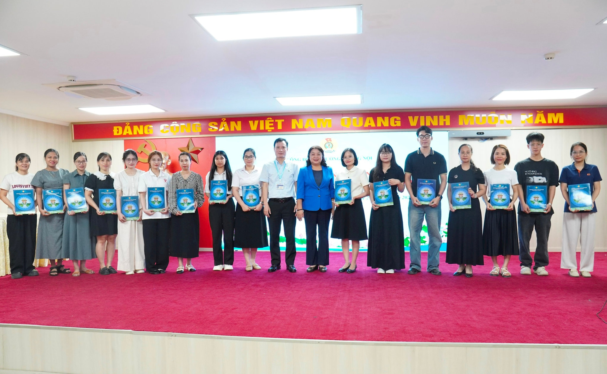 trao-quyet-dinh-thanh-lap-cong-doan-co-so.jpg