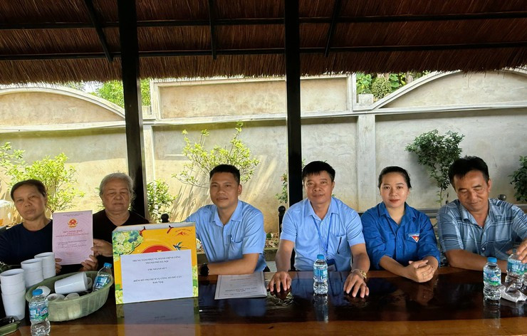 ttpvhcc-27-7-2-ba-nguyen-thi-do-duoc-cac-can-bo-diem-ho-tro-dich-vu-cong-so-phu-cat-trao-so-do-tai-nha.-anh-kim-nhung-.jpg