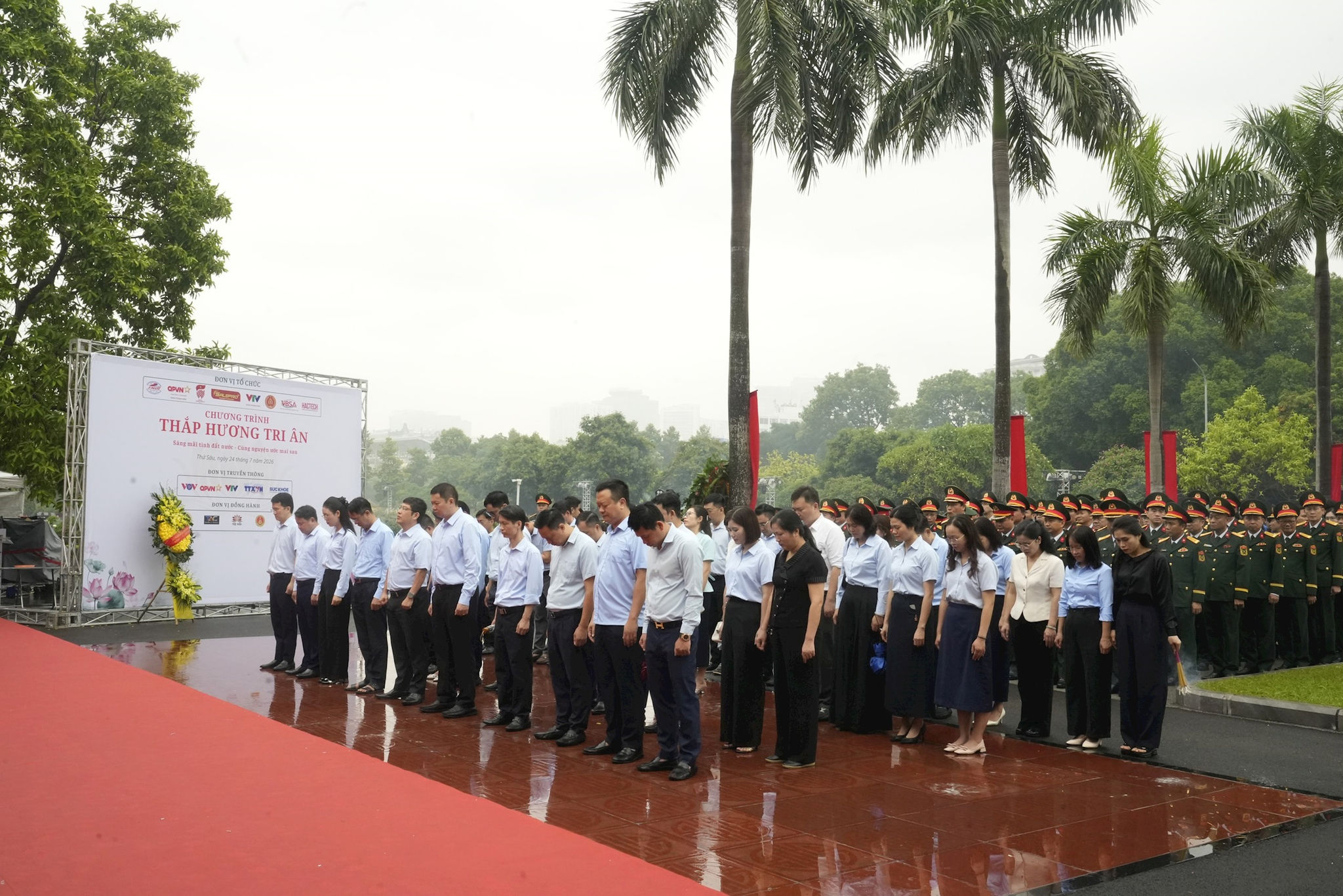 ttpvhcc-27-7-3-doan-trung-tam-phuc-vu-hanh-chinh-cong-thanh-pho-ha-noi-dang-huong-tai-nghia-trang-mai-dich-.jpg