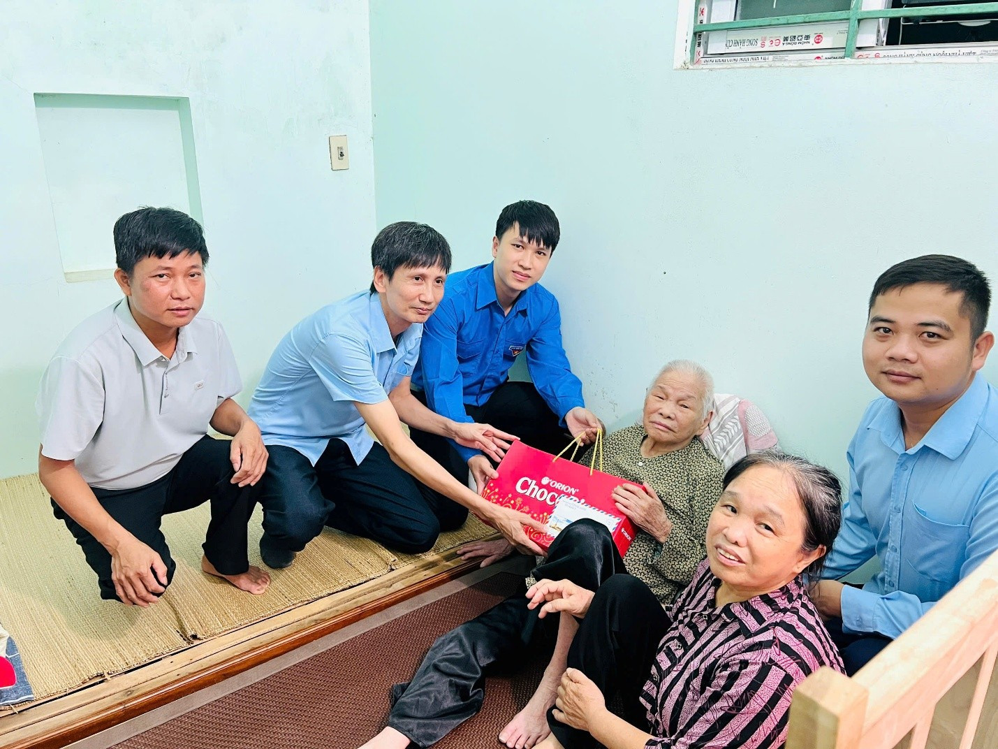 ttpvhcc-27-7-4-can-bo-diem-phuc-vu-hanh-chinh-cong-so-kieu-phu-va-doan-thanh-nien-chi-nhanh-so-7-tham-hoi-nguoi-co-cong-tren-dia-ban-xa.-anh-kim-nhung-.jpeg