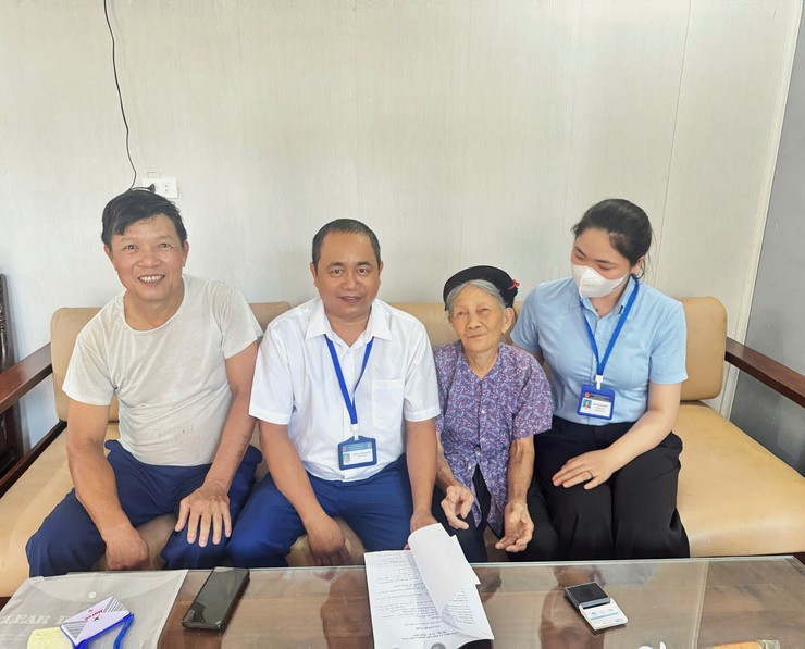 ttpvhcc-27-7-to-xung-kich-hung-dao-ho-tro-ba-huu-thi-xoi-92-tuoi-thu-tuc-chung-thuc-chu-ky-de-hoan-thien-ho-so-uy-quyen-linh-che-do-tuat-danh-cho-nguoi-co-cong-tai-nha.-anh-thuy-quynh-.jpg