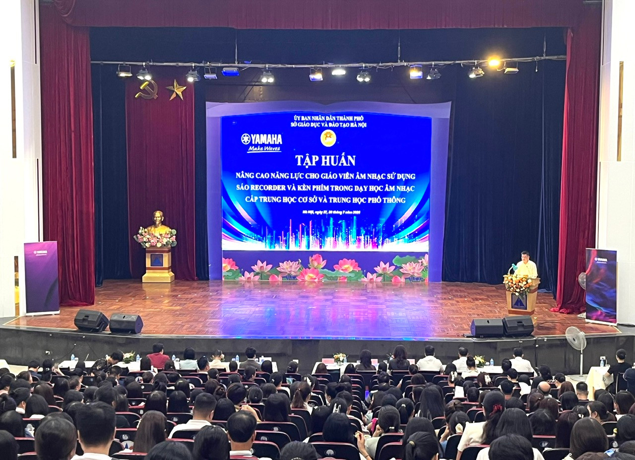 Phó Giám đốc Sở GD-ĐT Hà Nội Phạm Quốc Toản khai mạc khóa tập huấn. Ảnh: Lê Nguyễn