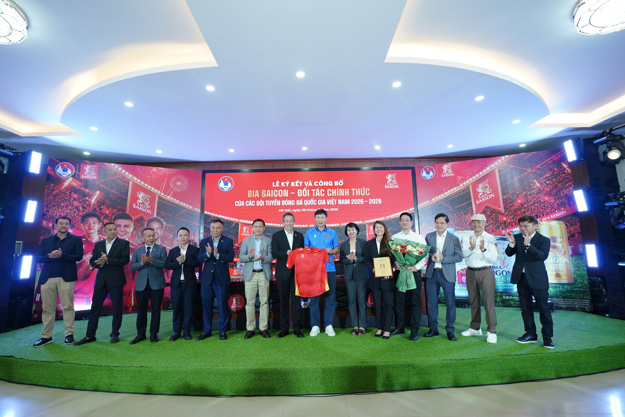 khoanh-khac-dai-dien-vff-trao-ao-dau-cua-dtqg-cho-dai-dien-sabeco-tai-su-kien.jpg