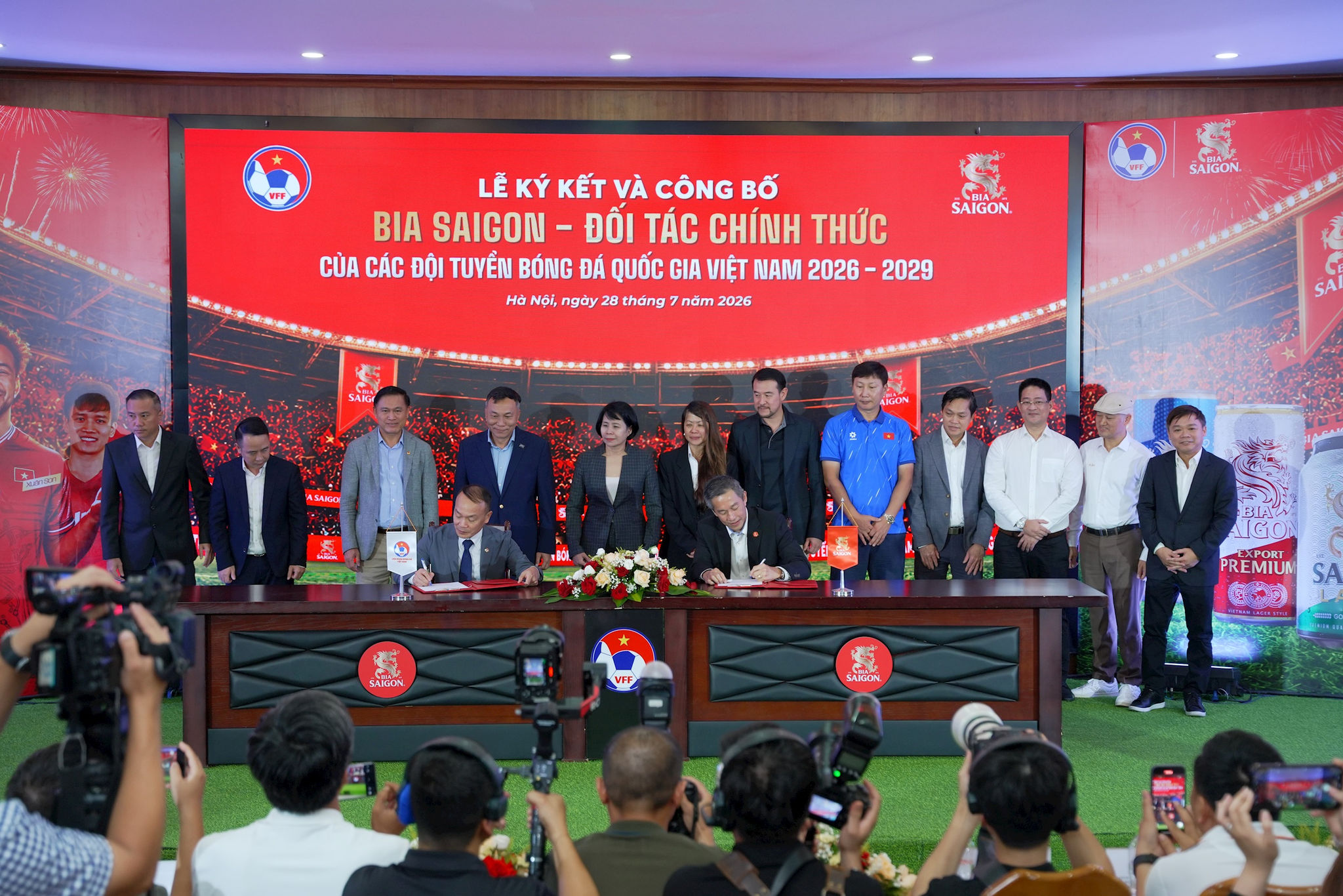thoa-thuan-moi-danh-dau-buoc-phat-trien-tiep-theo-trong-moi-quan-he-hop-tac-giua-sabeco-va-vff.jpg