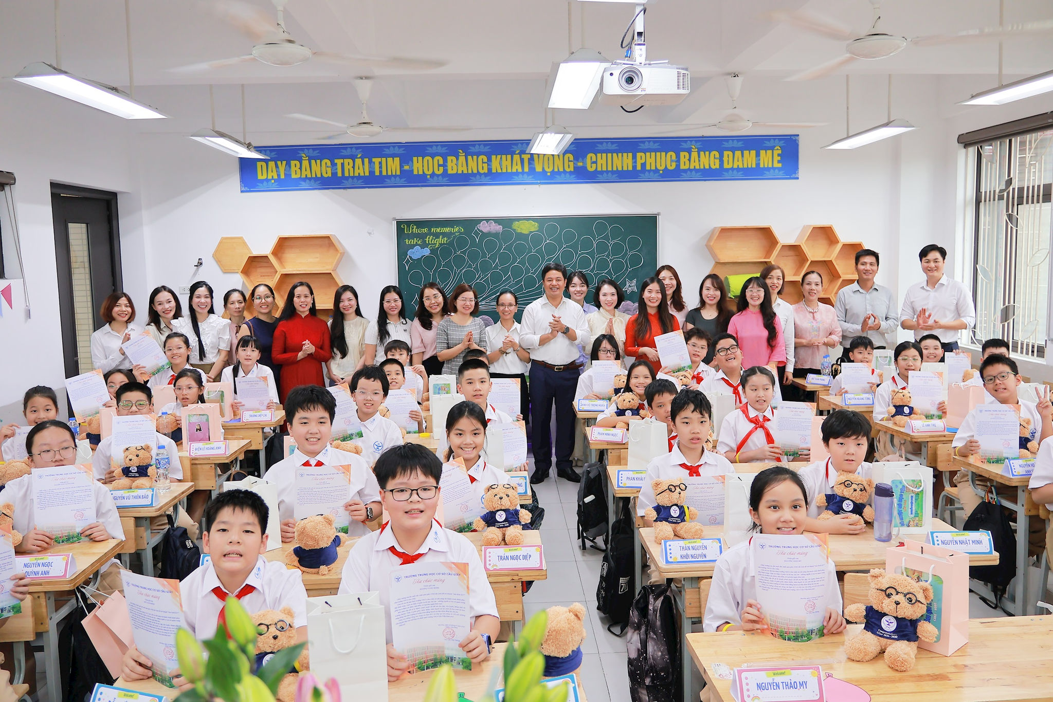 2807-thcs-cau-giay-don-hs-lop-61.jpg
