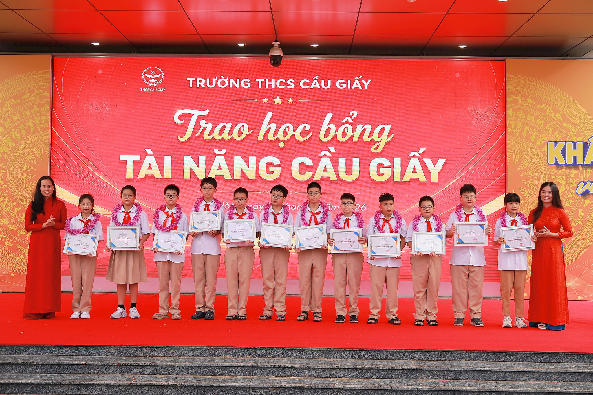 2807-thcs-cau-giay-don-hs-lop-63.jpg