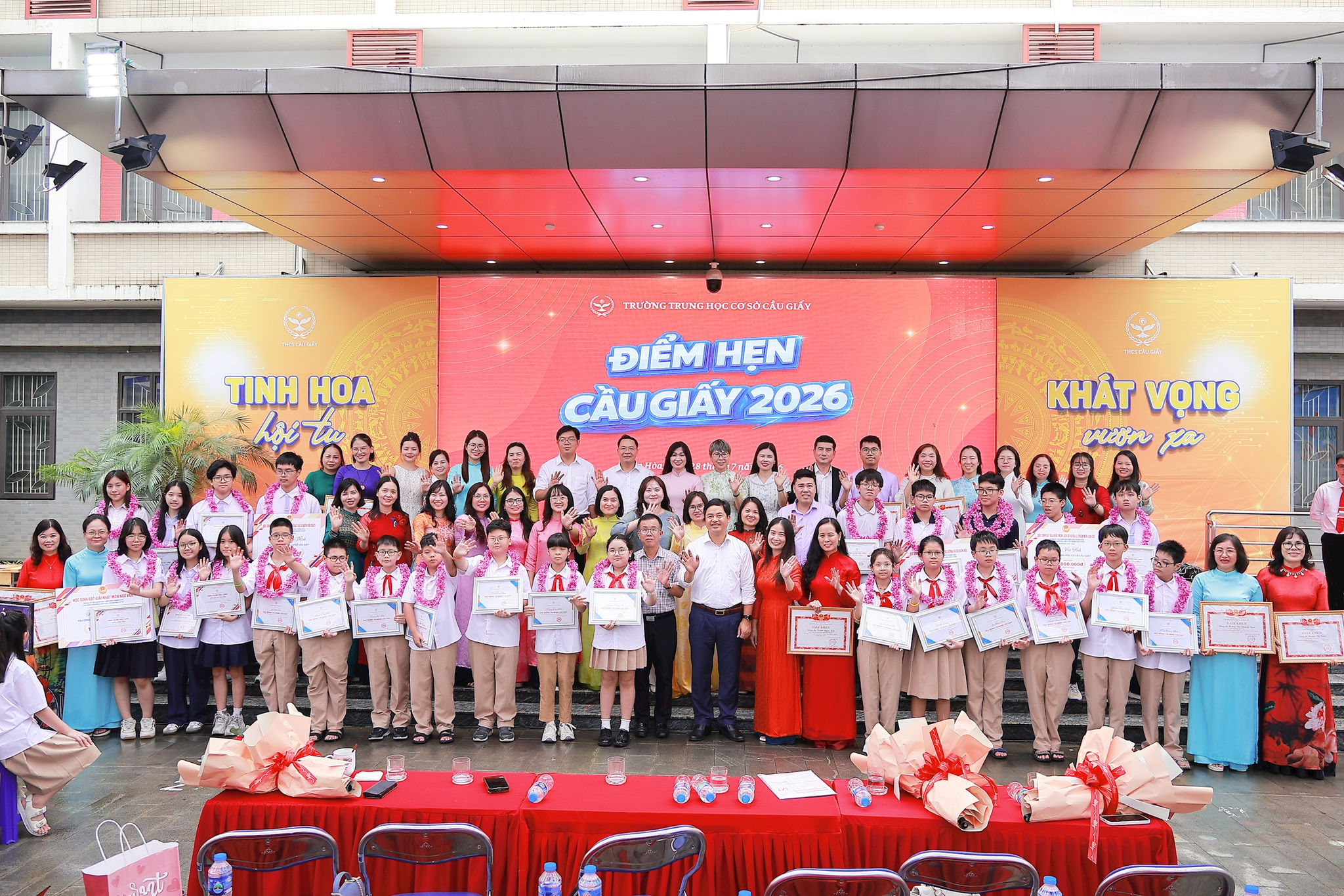 2807-thcs-cau-giay-don-hs-lop-67.jpg