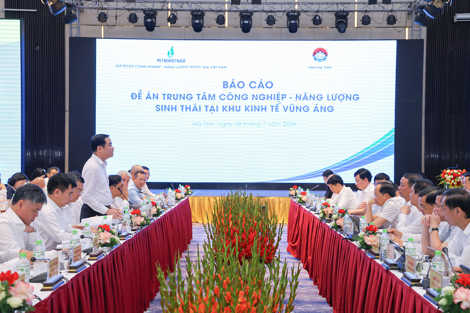 Toàn cảnh buổi làm giữa Petrovietnam và Tỉnh ủy, UBND tỉnh Hà Tĩnh ngày 28-7-2026. Ảnh: