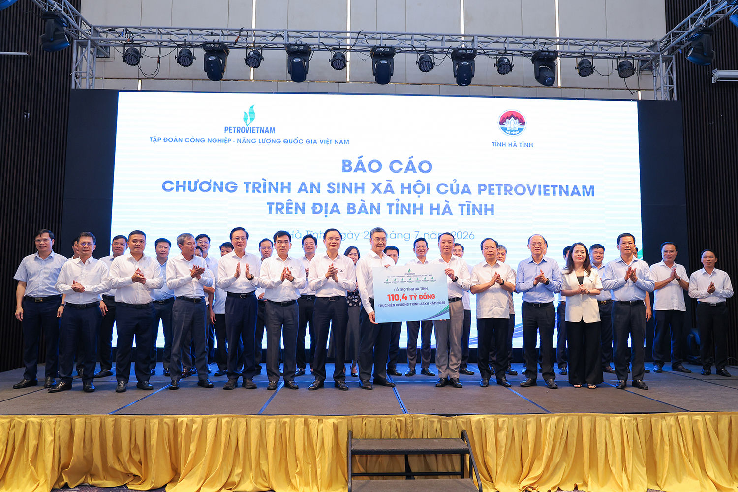 Petrovietnam trao biểu trưng hỗ trợ các hoạt động an sinh xã hội trên địa bàn tỉnh Hà Tĩnh. Ảnh: P