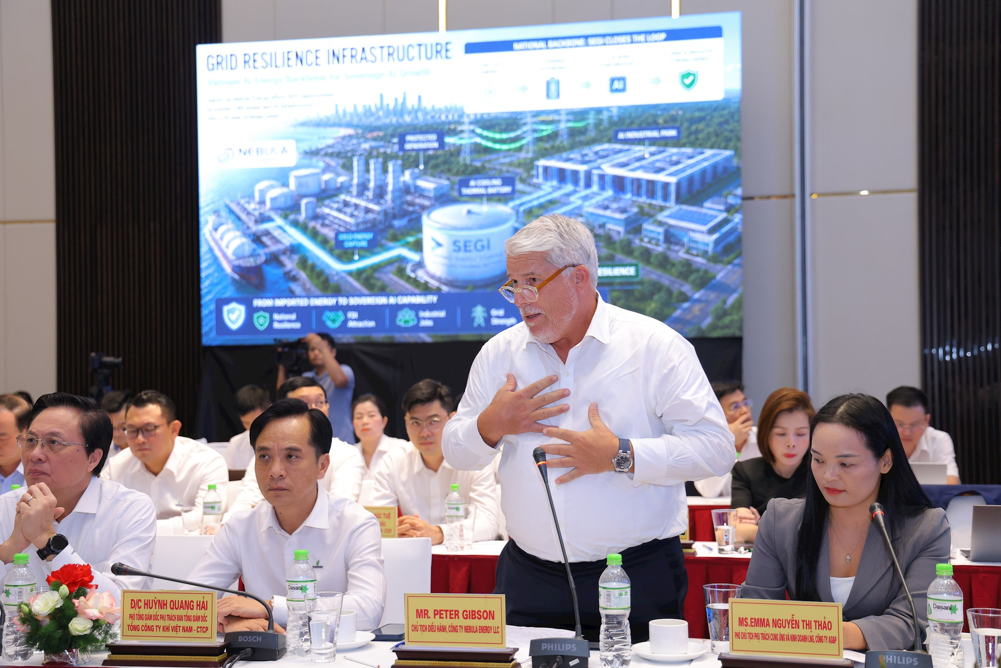 Ông Mr. Peter Gibson, Chủ tịch Điều hành Công ty Nebula Energy LLC