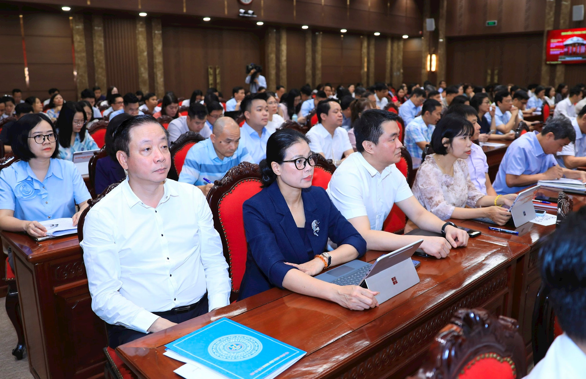 Các đại biểu tham dự hội nghị theo hình thức trực tuyến từ điểm cầu trụ sở Thành ủy Hà Nội. Ảnh: Q