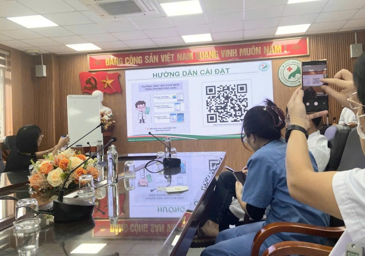 Ứng dụng Smart.InD được hướng dẫn cài đặt cho cán bộ, nhân viên y tế trong Bệnh viện Đa khoa Đức Giang. (Ảnh: PV)