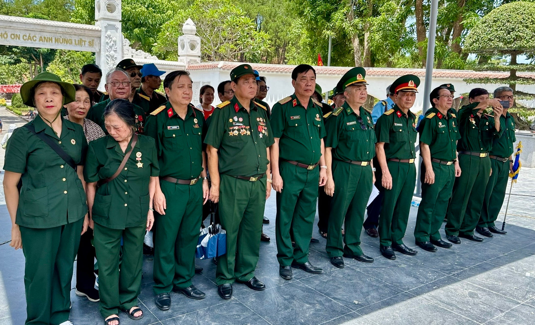 Cán bộ, hội viên Hội Cựu chiến binh phường Ô Chợ Dừa dâng hương, tưởng niệm các anh hùng liệt sĩ trong Hành trình tri ân năm 2026.