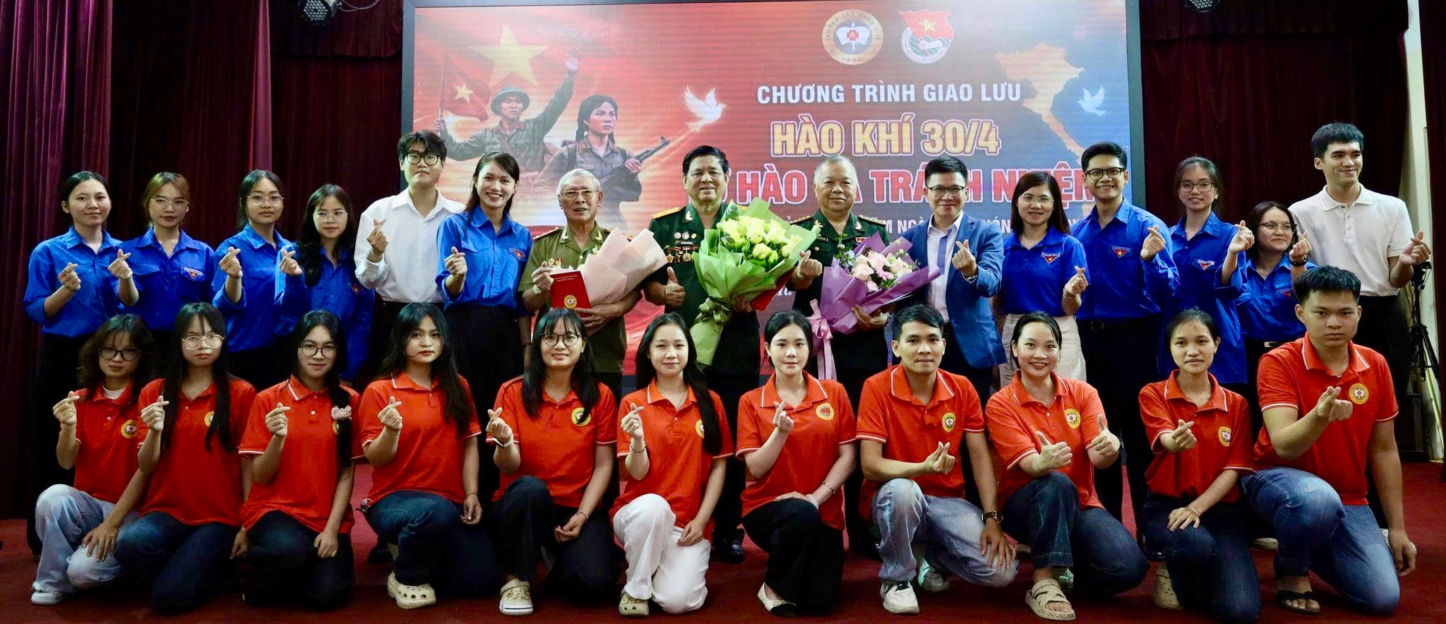 Cựu chiến binh phường Ô Chợ Dừa giao lưu cùng đoàn viên, thanh niên trong chương trình giáo dục truyền thống, lan tỏa tinh thần yêu nước và trách nhiệm với thế hệ trẻ.