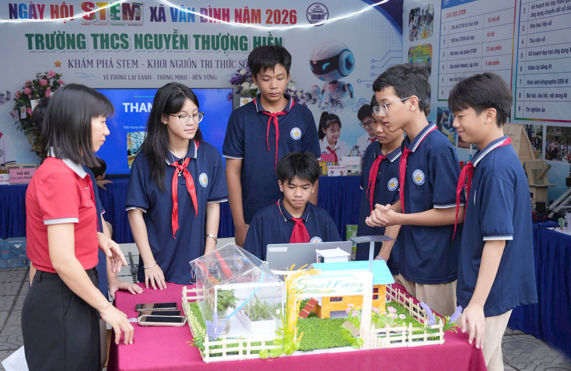 hoc-sinh-truong-trung-hoc-co-so-nguyen-thuong-hien-gioi-thieu-mo-hinh-nong-nghiep-thong-minh-tai-ngay-hoi-stem-xa-van-dinh-nam-2026.-anh-lai-tan.jpg