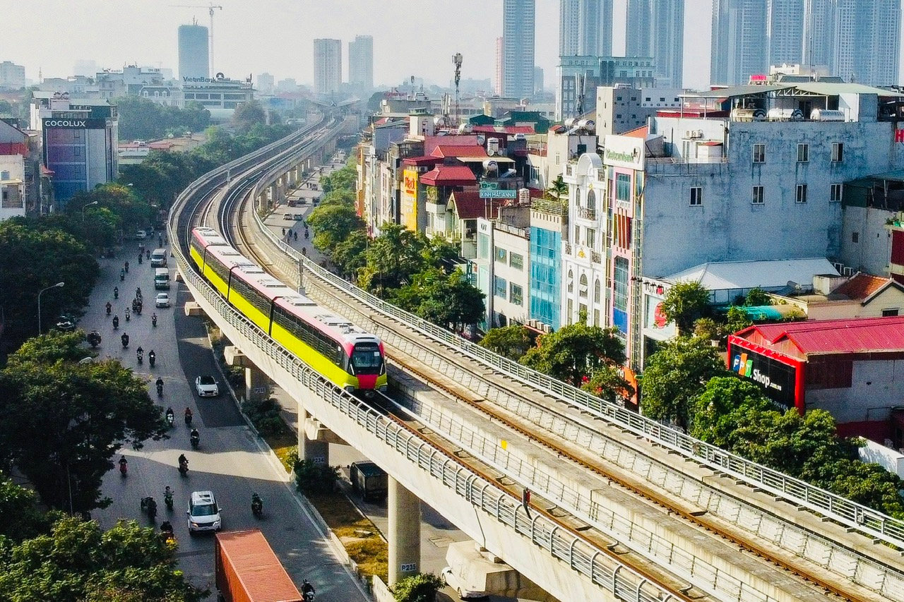Bức tranh giao thông Hà Nội rạng rỡ khi Luật Thủ đô 2026 đi vào cuộc sống, hướng tới một Thủ đô văn minh, xanh - sạch - đẹp, hiện đại và phát triển bền vững cho thế hệ hôm nay và mai sau. (Ảnh: Một góc đô thị Hà Nội ).