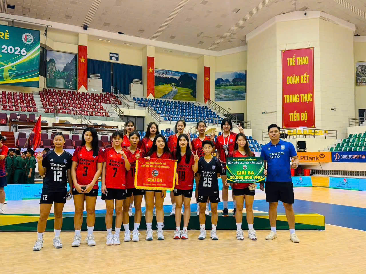 bong-chuyen-nu-tre-ha-noi-nhan-co.jpg