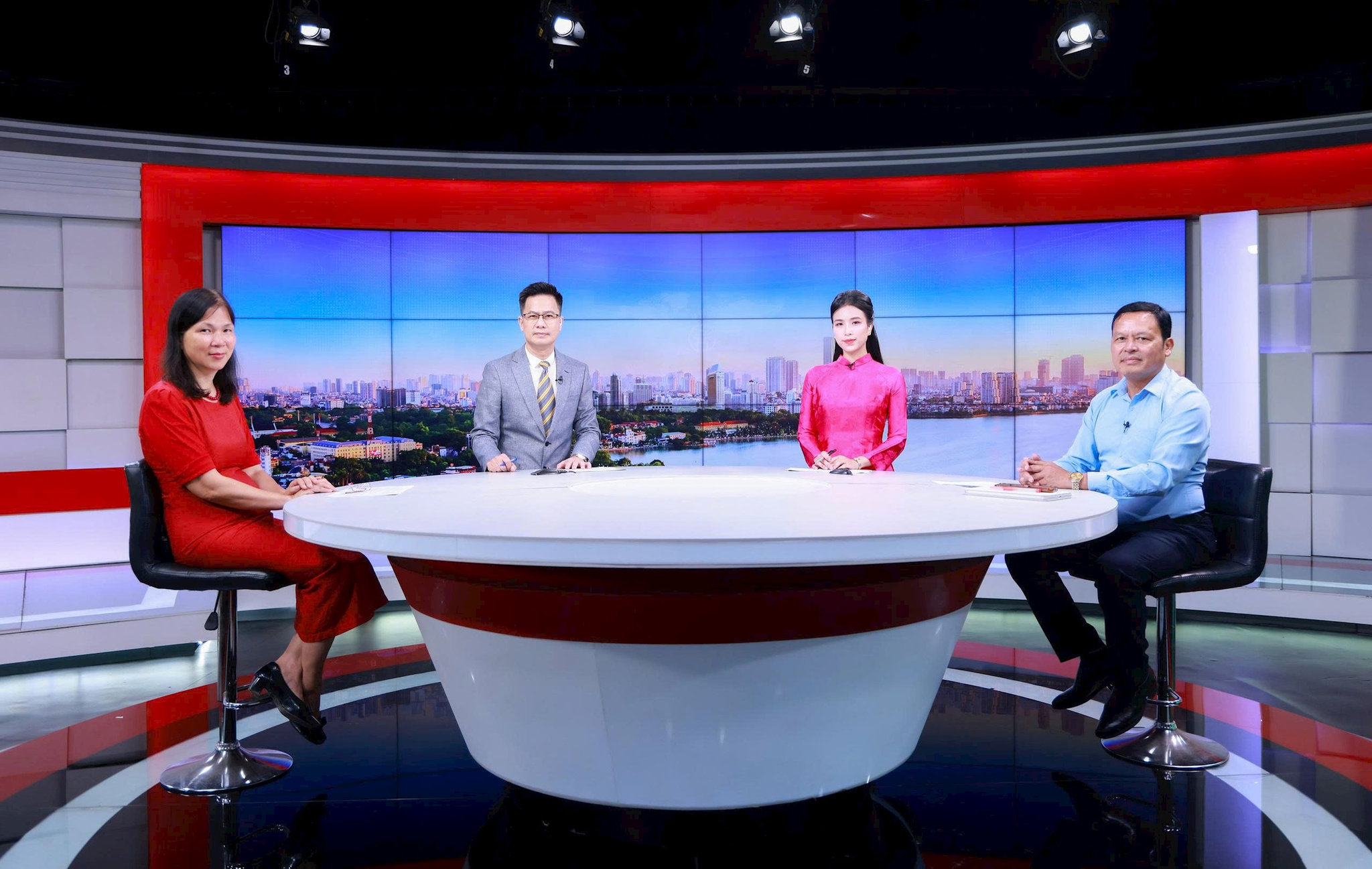 Hai khách mời tại Chương 