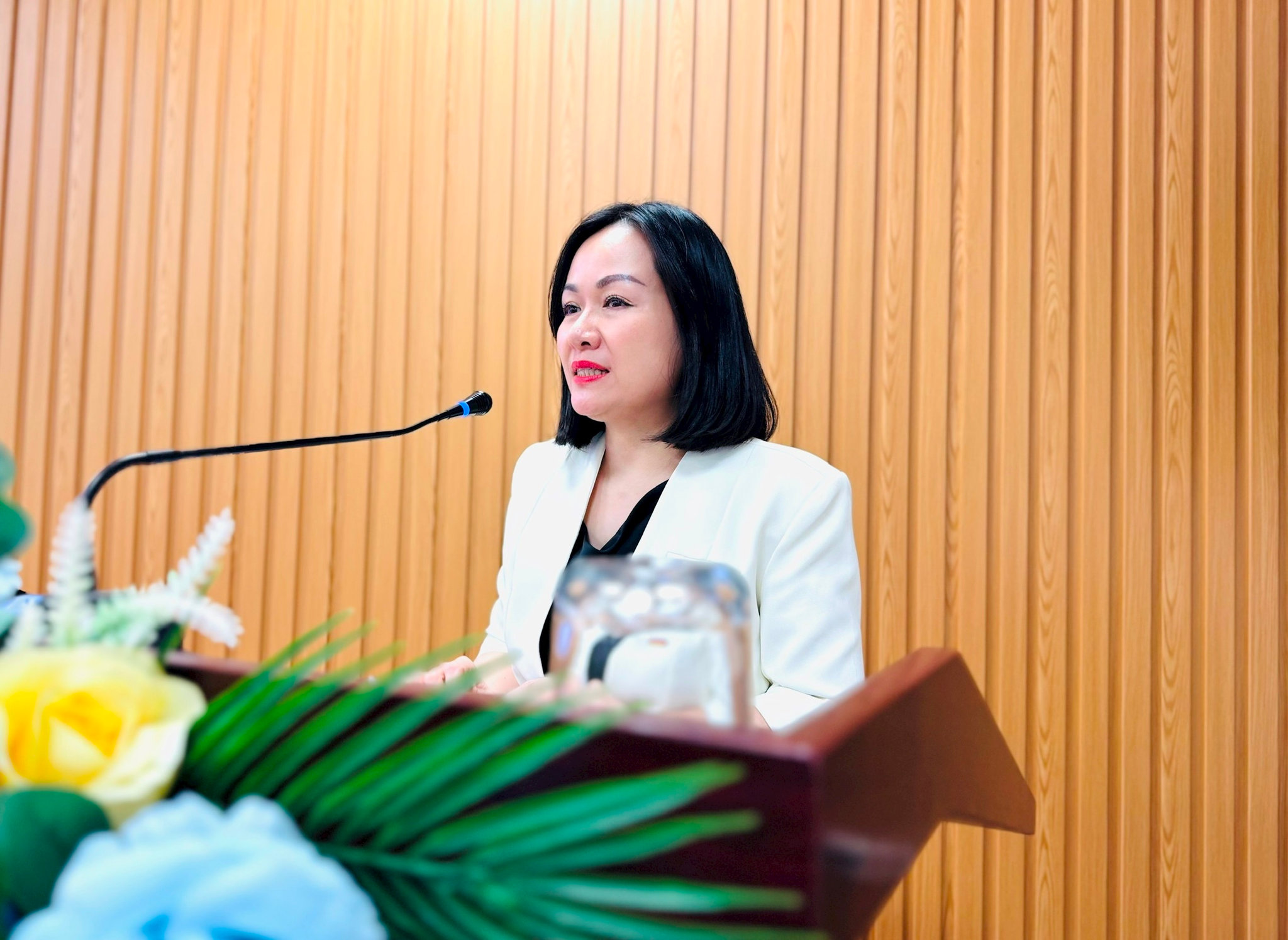Chủ tịch UBND phường Kim Liên Lê Thị Kim Huệ phát biểu tại buổi lễ. Ảnh: Nguyên Bảo