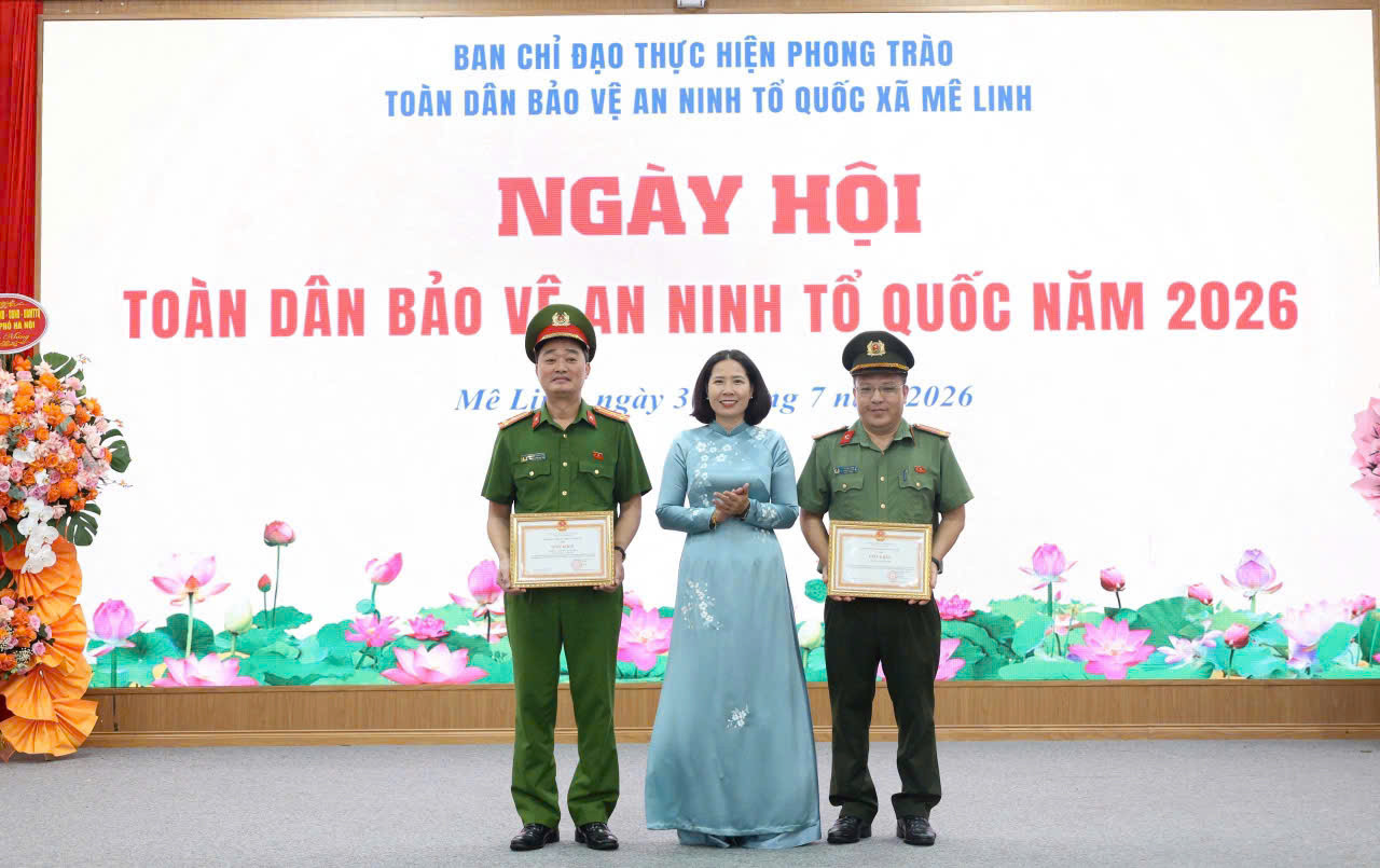 Thành ủy viên, Phó Chủ tịch Ủy ban MTTQ Việt Nam thành phố Hà Nội, Chủ tịch Hội LHPN thành phố Hà Nội Lê Kim Anh trao tặng giấy khen cho các tập thể, cá nhân có thành tích xuất sắc. Ảnh: PV