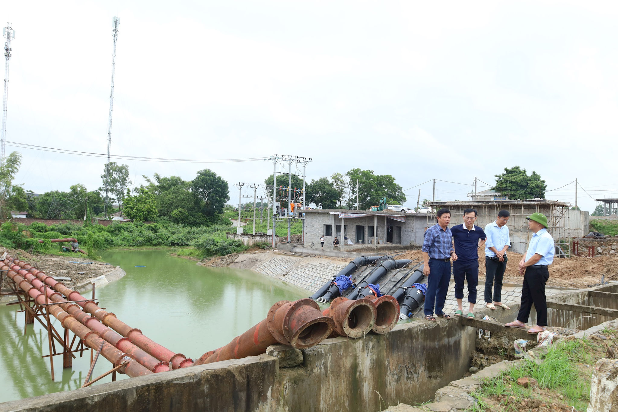 Lãnh đạo Công ty TNHH một thành viên Đầu tư phát triển thủy lợi Hà Nội kiểm tra, chỉ đạo sẵn sàng vận hành Trạm bơm Cẩm Hà 1 phục vụ tưới và tiêu cho sản xuất nông nghiệp. Ảnh: Kim Nhuệ