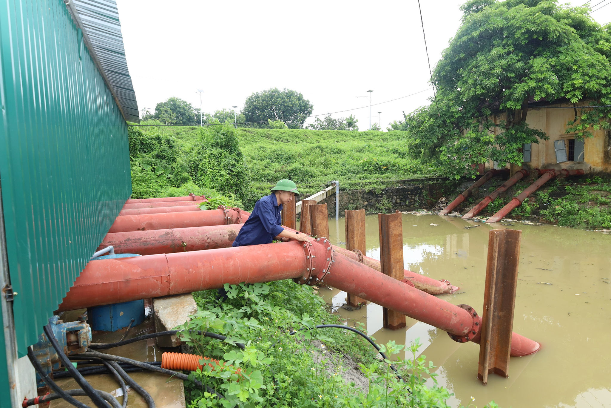 Công ty TNHH một thành viên Đầu tư phát triển thủy lợi Hà Nội đã lắp đặt, vận hành ổn định trạm bơm dã chiến thay thế nhiệm vụ tiêu úng trong suốt quá trình xây mới Trạm bơm Mạnh Tân (xã Thư Lâm). Ảnh: Kim Nhuệ