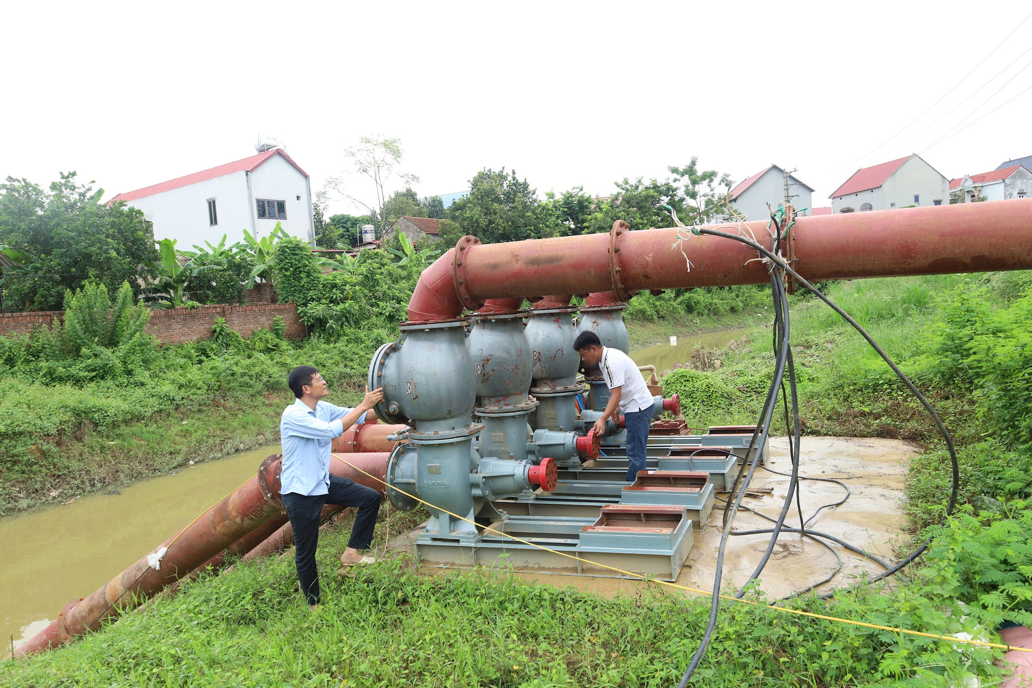 Công ty TNHH một thành viên Đầu tư phát triển thủy lợi Hà Nội đã lắp đặt trạm bơm dã chiến thay thế nhiệm vụ tiêu úng trong suốt quá trình xây mới Trạm bơm Tân Hưng (xã Đa Phúc). Ảnh: Kim Nhuệ