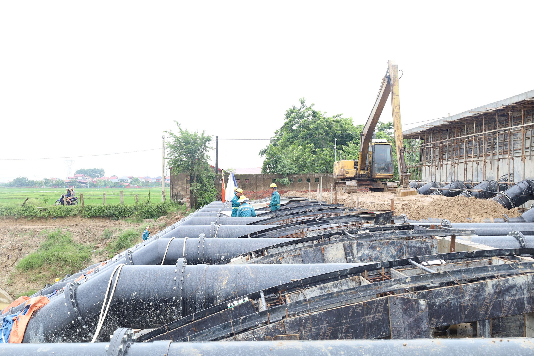 Nhà thầu đang hiệu chỉnh, bảo đảm vận hành ổn định các tổ máy Trạm bơm tiêu Tăng Long (xã Đa Phúc). Ảnh: Kim Nhuệ