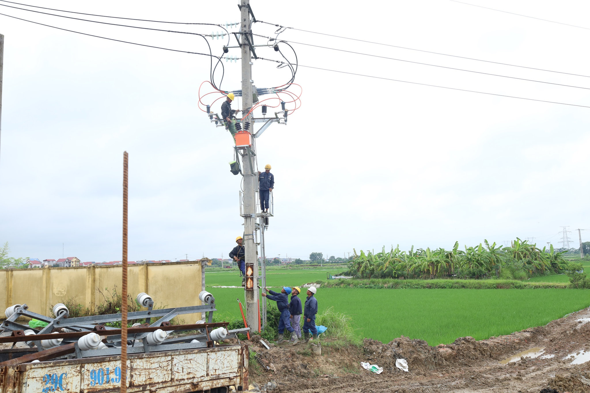 Đấu nối nguồn điện để vận hành ổn định Trạm bơm Tăng Long mới xây dưn. Ảnh: Kim Nhuệ