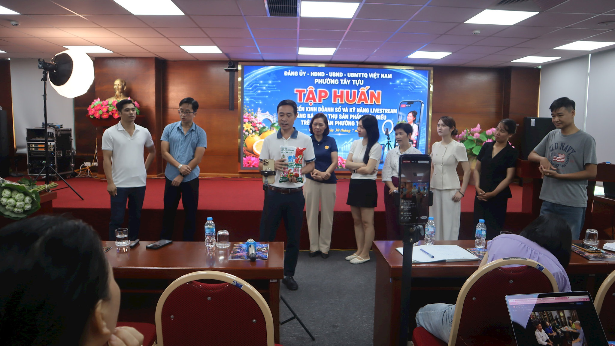 Phường Tây Tựu phát triển kinh doanh số, hỗ trợ người dân quảng bá sản phẩm