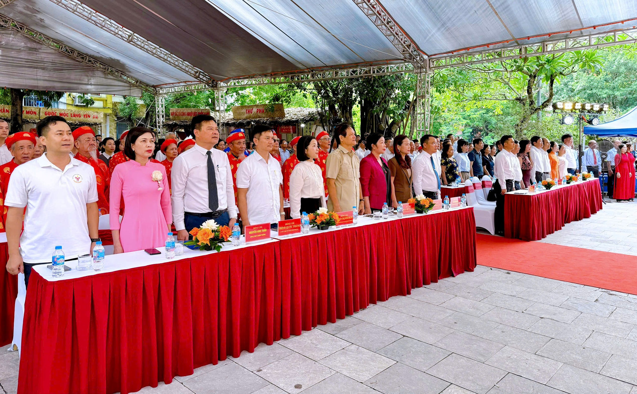 anh-cac-dai-bieu-lam-le-chao-co.jpg