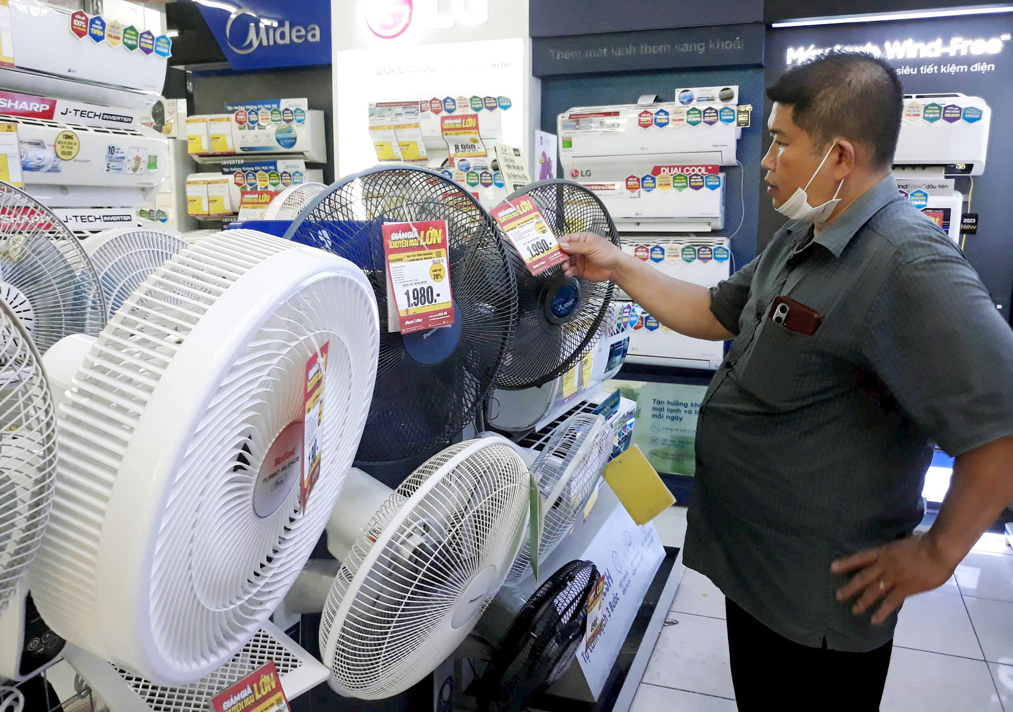 Người tiêu dùng mua sản phẩm khuyến mãi tại siêu thị điện máy Media Mart. Ảnh: H