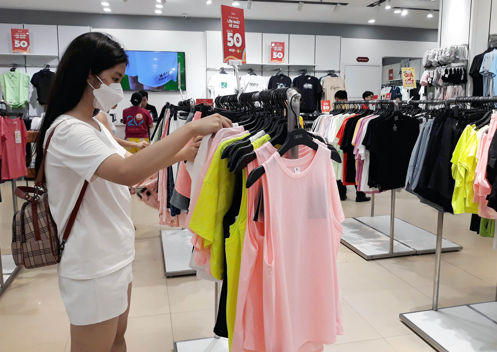 Người tiêu dùng mua sản phẩm giảm giá-khuyến mãi. Ảnh: Hoài Nam