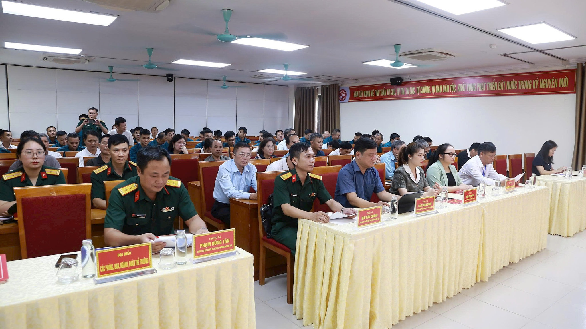 Các đại biểu tham dự lễ phát động thi đua. Ảnh Thu Oanh