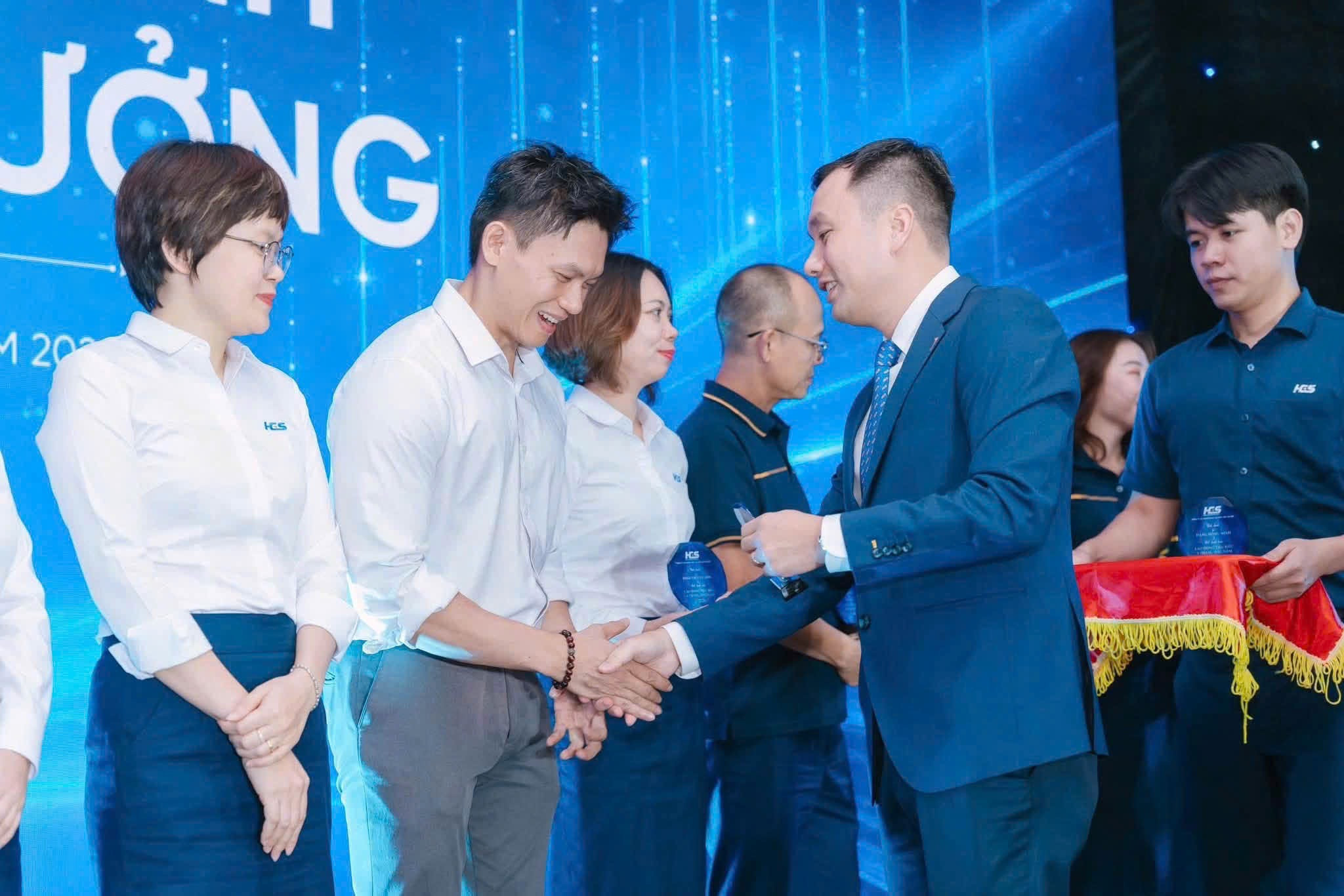 Khen thưởng các tập thể, cá nhân có thành tích xuất sắc trong công tác 6 tháng đầu năm 2026. Ảnh: HSG
