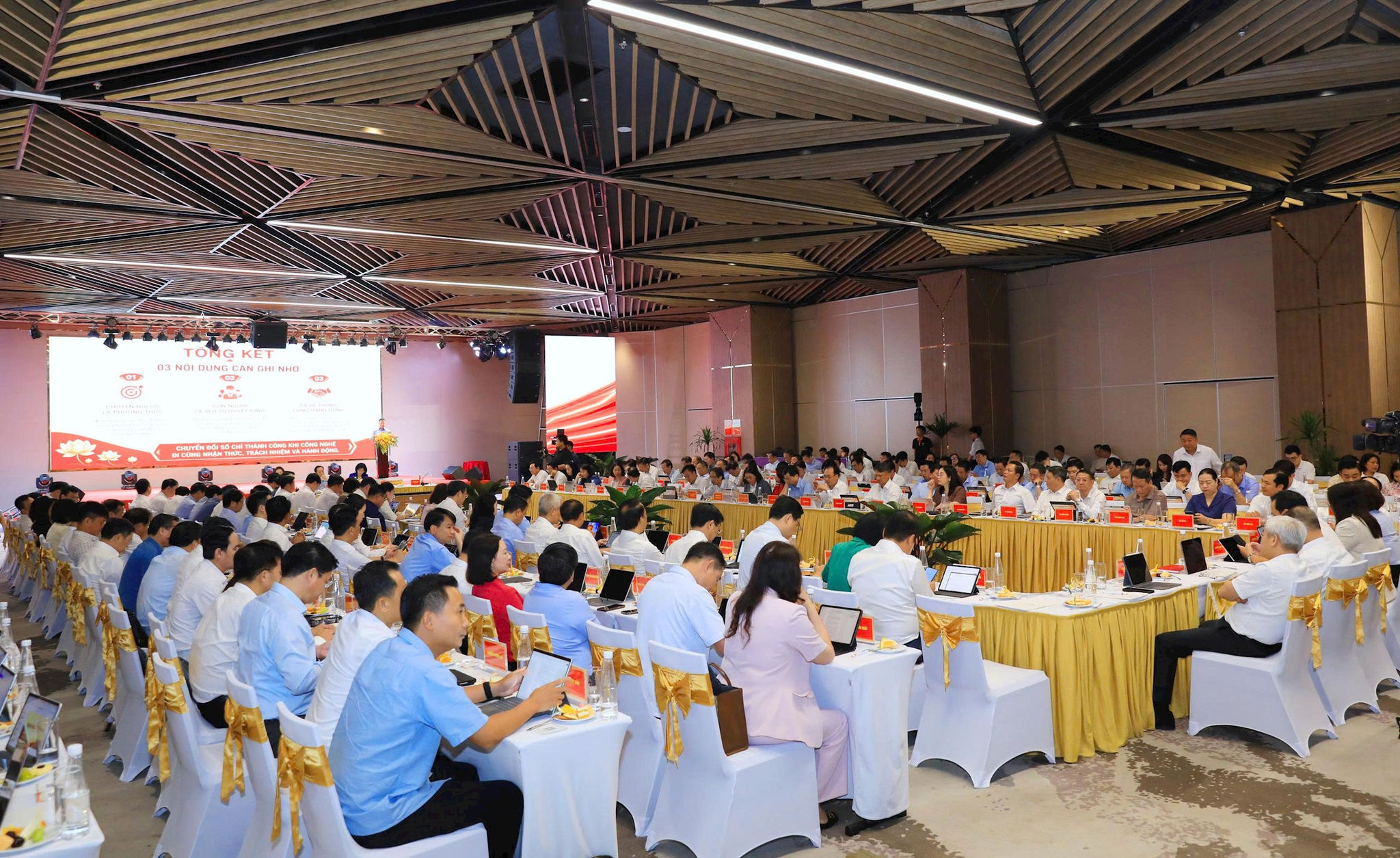 hoi-nghi-2.jpg
