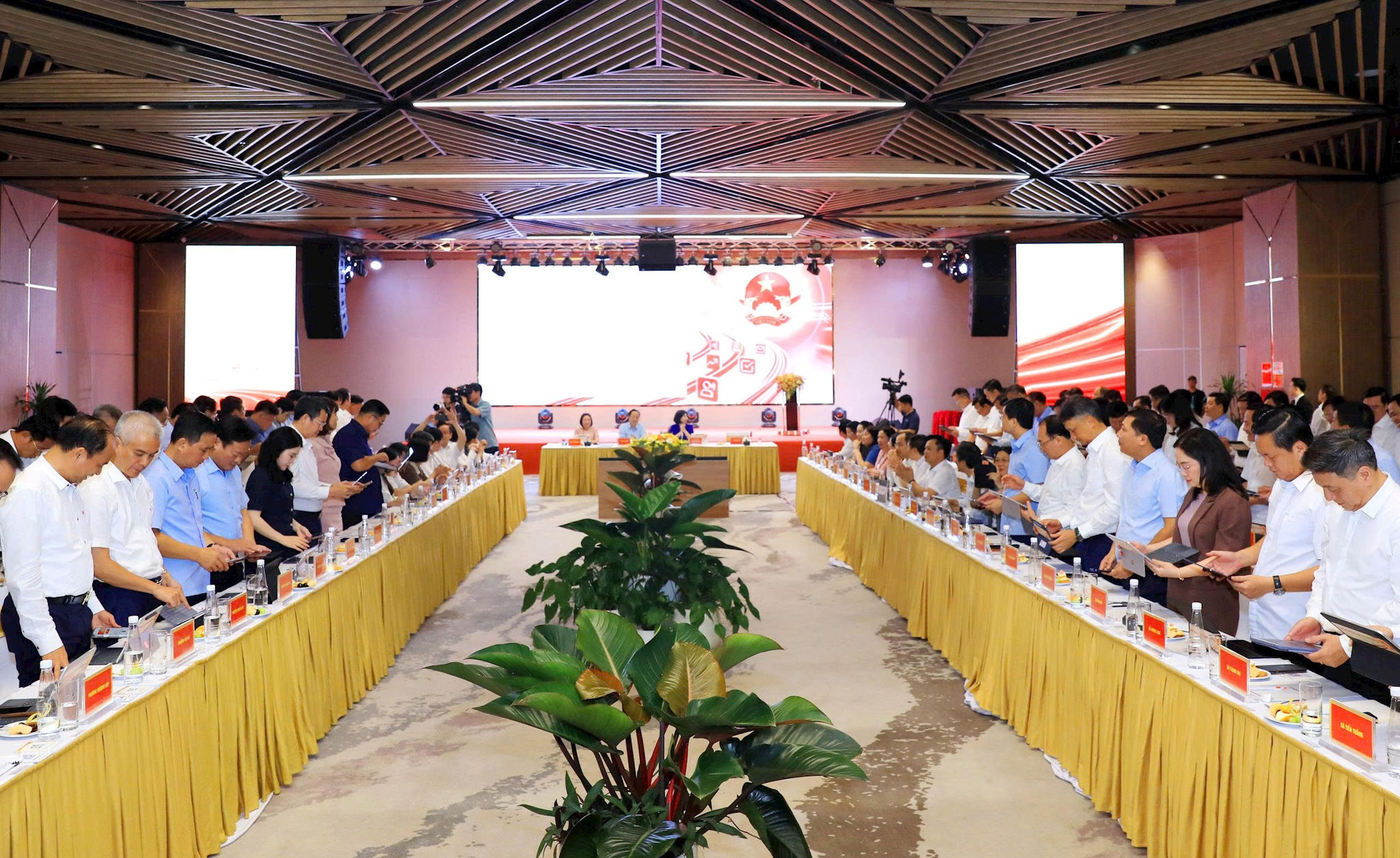 Các đại biểu cùng thực hiện nghi thức ký kết Giao ước thi đua về chuyển đổi số trên nền tảng trực tuyến. Ảnh: Bảo Chi
