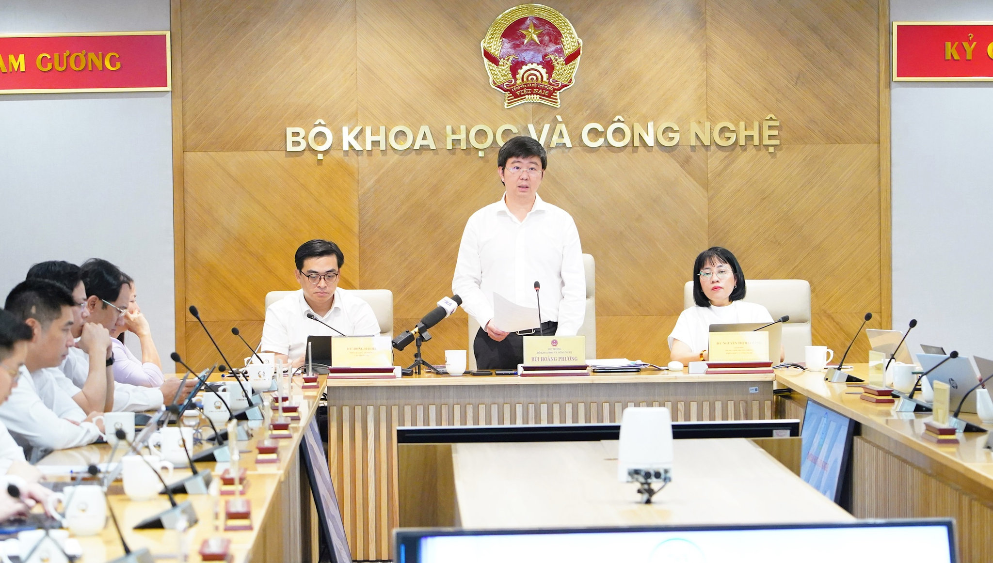 Thứ trưởng Bộ Khoa học và Công nghệ Bùi Hoàng Phương chủ trì cuộc họp báo