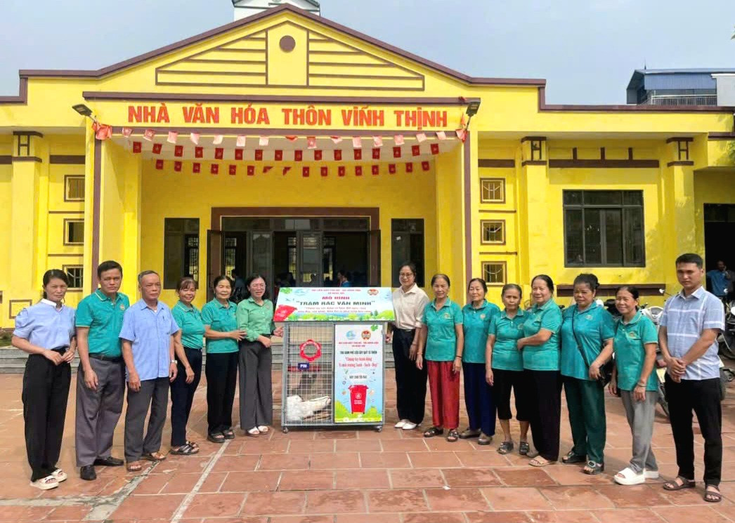 Ra mắt mô hình “Ngôi nhà xanh - Trạm rác văn minh”. Ảnh: PV