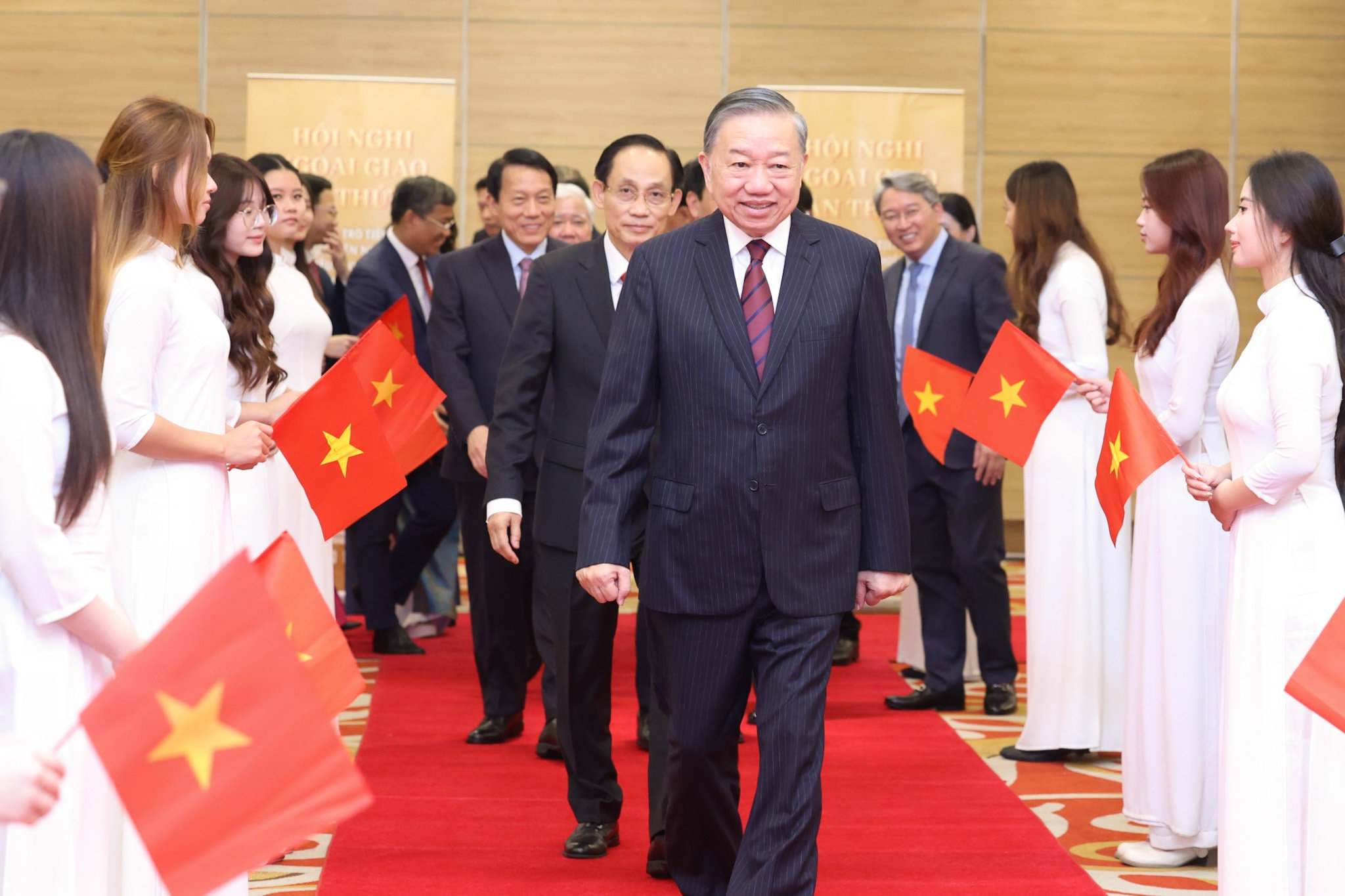 hoi-nghi-ngoai-giao4.jpg