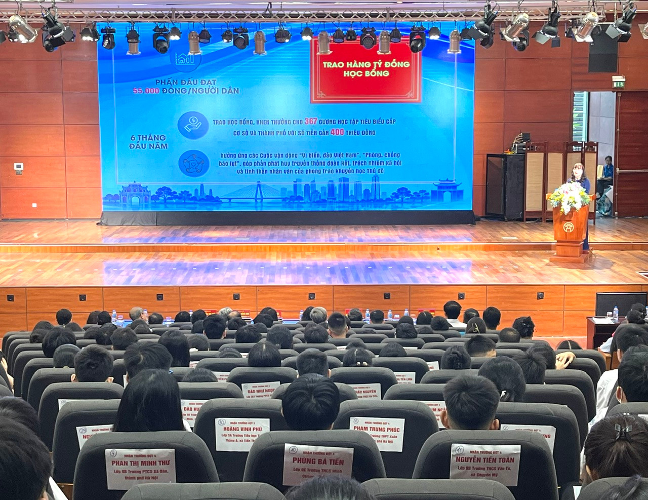 0108-khuyen-hoc-hn-trao-hoc-bong3.jpg