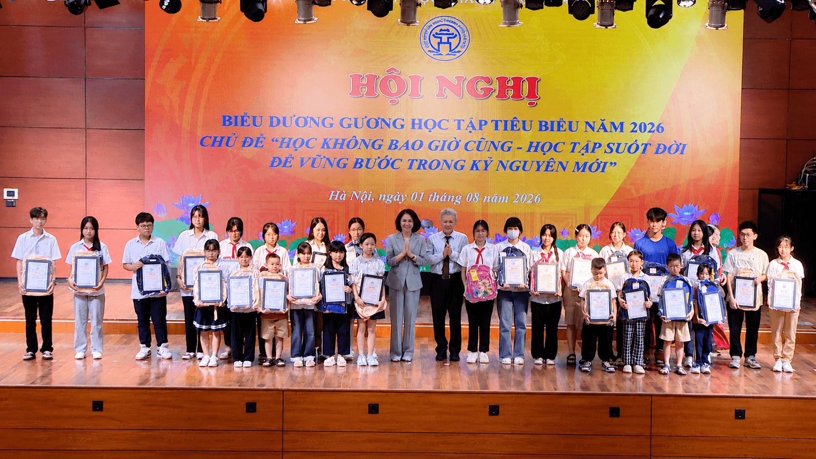 0108-khuyen-hoc-hn-trao-hoc-bong4.png