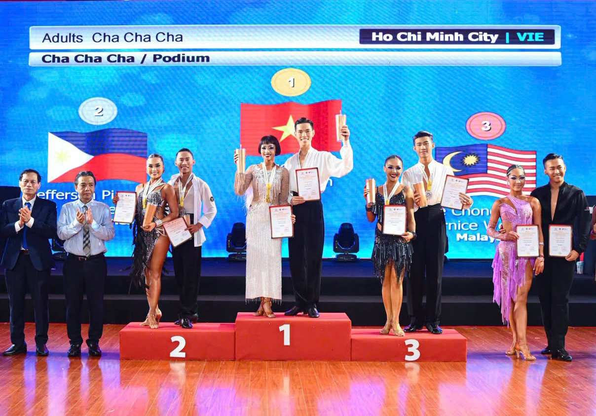 van-dong-vien-viet-nam-nhan-huy-chuong-vang-tai-giai-khieu-vu-the-thao-chau-a-nam-2026.-anh-ban-to-chuc..jpg