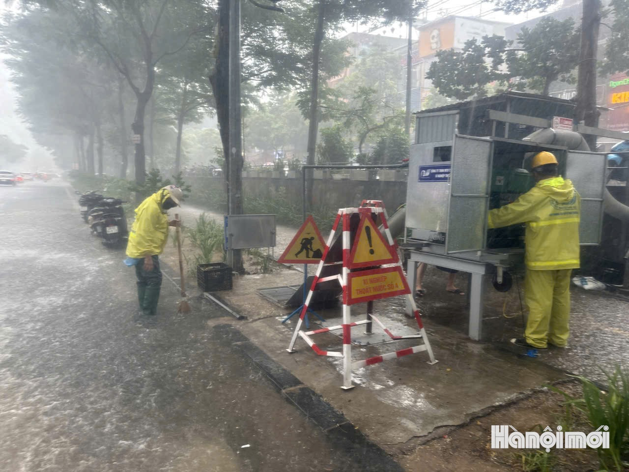 Xí nghiệp Thoát nước số 4 đã vận hành trạm bơm tại 165 Thái Hà. Ảnh: PV